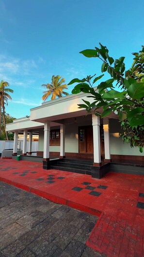 المنشأة من الخارج