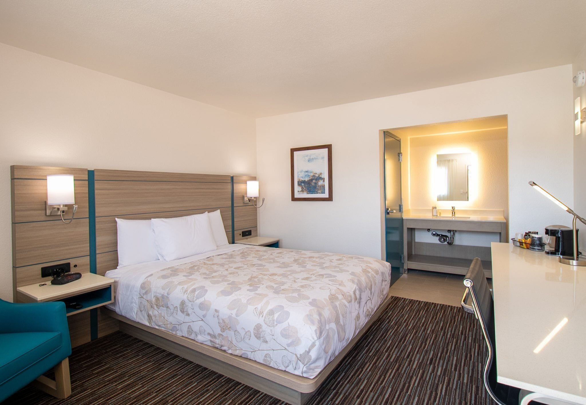 Queen/Full/Shower | Desk, blackout drapes, iron/ironing board, free WiFi