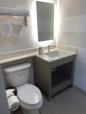 Bathroom - Lemon Heights Inn (Tustin)