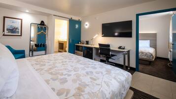 Meja kerja, tirai kedap cahaya, setrika/meja setrika, dan Wi-Fi gratis