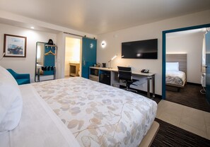 Meja kerja, tirai kedap cahaya, setrika/meja setrika, dan Wi-Fi gratis