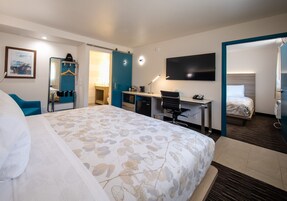 办公桌、遮光窗帘、熨斗/熨板、免费 WiFi