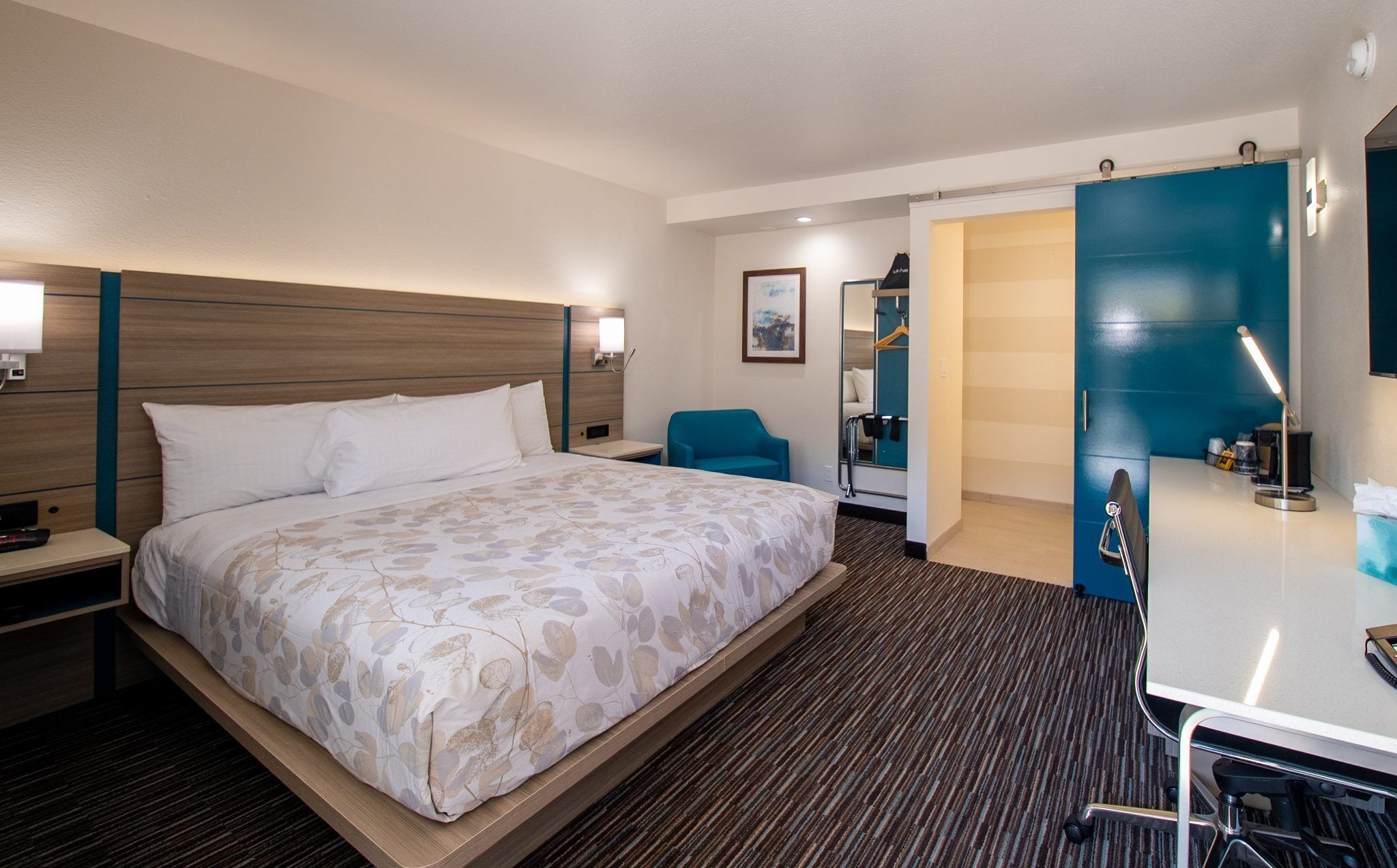 Værelse (King Room w/Shower) | Skrivebord, mørklægningsgardiner, strygejern/strygebræt, gratis Wi-Fi