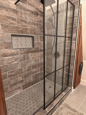 Shower, hair dryer, towels, soap - Wildenmänn- Helen alpine village cozy cabin (Helen)