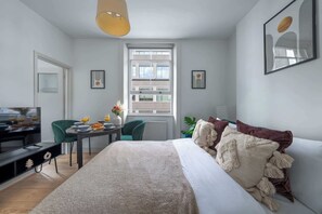 1 chambre, bureau, fer et planche à repasser, lit parapluie