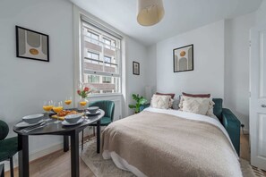 1 bedroom, desk, iron/ironing board, travel cot - Bright Central 1BR 1BA steps from Oxford Street (London)