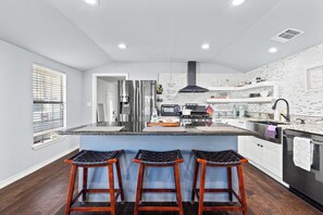 Fridge, oven, stovetop, dishwasher - Spacious 4-bedroom house in welcoming San Antonio near trails, Pearl, Gardens (San Antonio)
