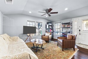 Smart TV - Spacious 4-bedroom house in welcoming San Antonio near trails, Pearl, Gardens (San Antonio)