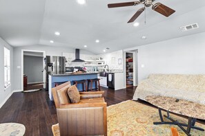 Smart TV - Spacious 4-bedroom house in welcoming San Antonio near trails, Pearl, Gardens (San Antonio)