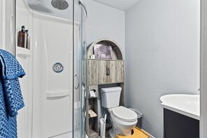 Hair dryer, bidet, towels, soap - Spacious 4-bedroom house in welcoming San Antonio near trails, Pearl, Gardens (San Antonio)