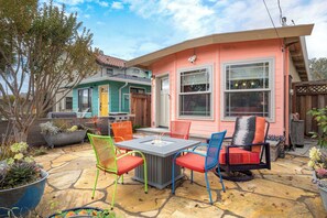 Outdoor dining - Escape to The Vibrant Nook! (Santa Cruz)