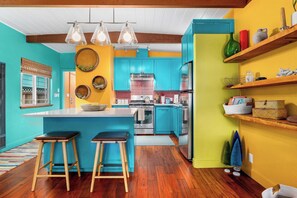 Geladeira, micro-ondas, fogão, cooktop