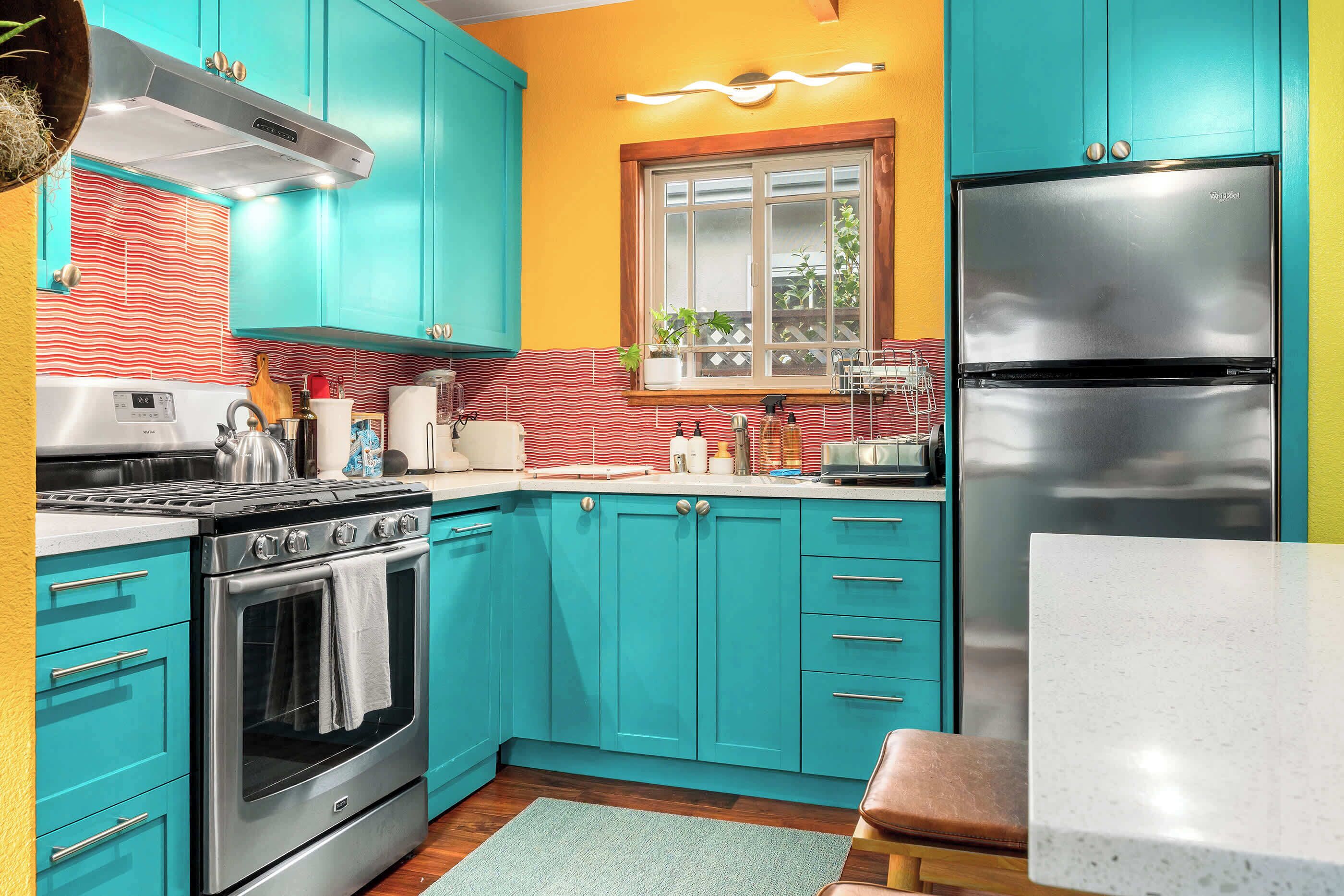 Geladeira, micro-ondas, fogão, cooktop