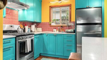 Frigorífico, microondas, horno y placa de cocina