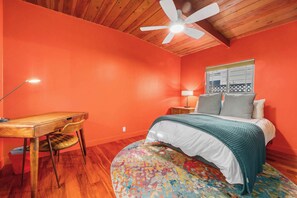 Iron/ironing board, WiFi, bed sheets - Escape to The Vibrant Nook! (Santa Cruz)