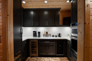 Fridge, microwave, oven, stovetop - Wellness Retreat: Epic Views·Gym·Sauna·Cold Plunge (Blue Ridge)