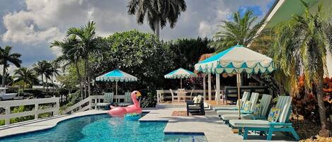 Alberca al aire libre y alberca climatizada