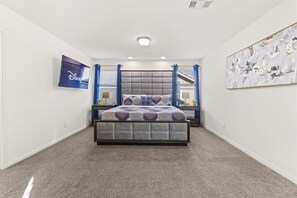 Room - Spacious 4 Bedroom Mins from Strip & Airport + Home Theater and Workspace (Las Vegas)