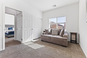 Living area - Spacious 4 Bedroom Mins from Strip & Airport + Home Theater and Workspace (Las Vegas)