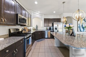 Private kitchen - Spacious 4 Bedroom Mins from Strip & Airport + Home Theater and Workspace (Las Vegas)
