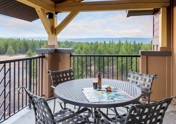 Outdoor dining - Luxury Vacation Condos by West Gate Entrance -Yellowstone National Park (West Yellowstone)