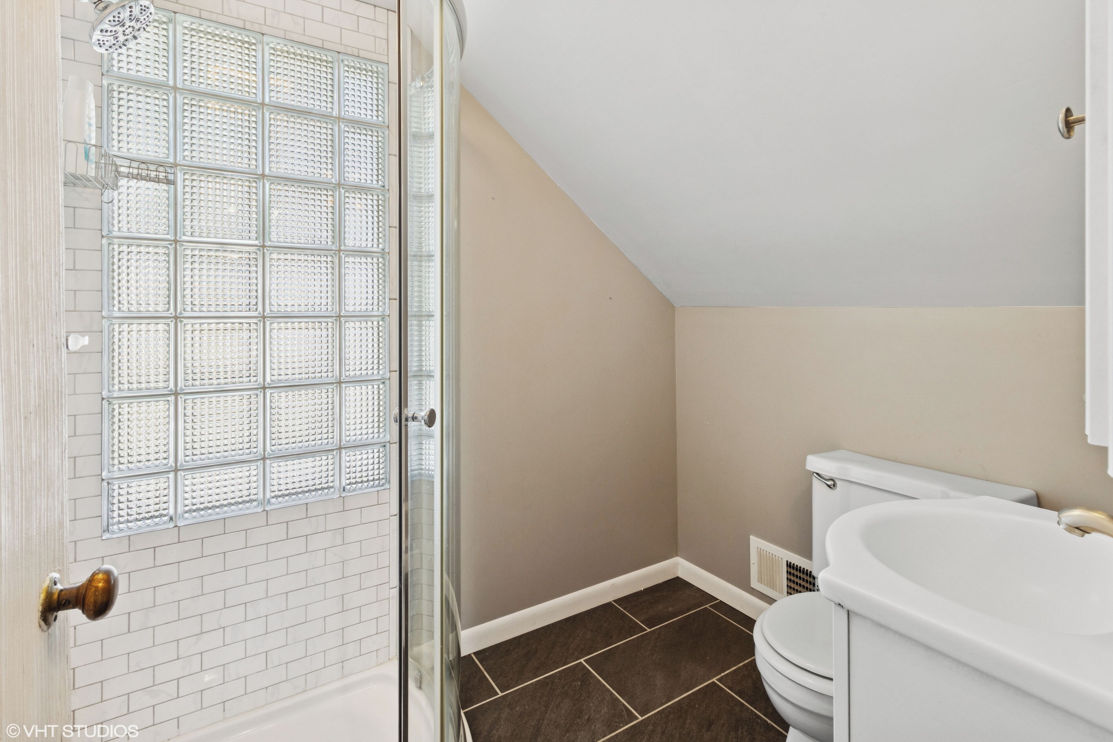 Ducha, secador de pelo, toallas y jabón