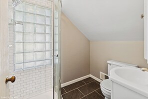 Ducha, secador de pelo, toallas y jabón