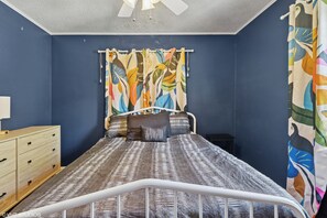 3 makuuhuonetta, työpöytä, silitysrauta/-lauta, Wi-Fi