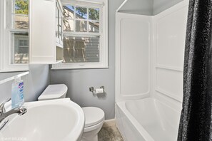 Bathroom - Beautiful 3-bedroom house with AC in adorable Des Moines (Des Moines)