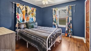 A bedroom with a bed, a ceiling fan, and curtains. - Beautiful 3-bedroom house with AC in adorable Des Moines (Des Moines)