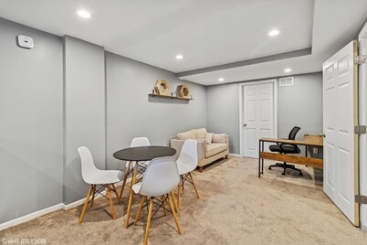 Beautiful 3-bedroom house with AC in adorable Des Moines