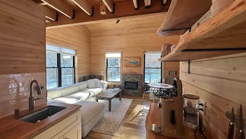 Una Smart TV, una chimenea, libros, un reproductor estéreo