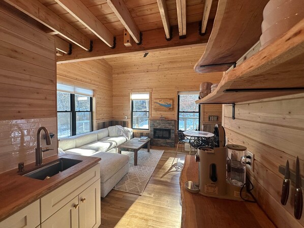 Smart TV, fireplace, books, stereo - Treehouse 3 Treeline + Hilltop + Closest to Bluff. Treehouses at Starved Rock (Ottawa)