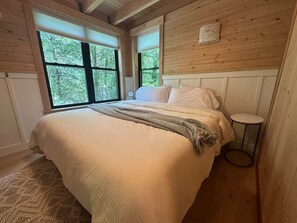 3 makuuhuonetta, työpöytä, ilmainen Wi-Fi, vuodevaatteet