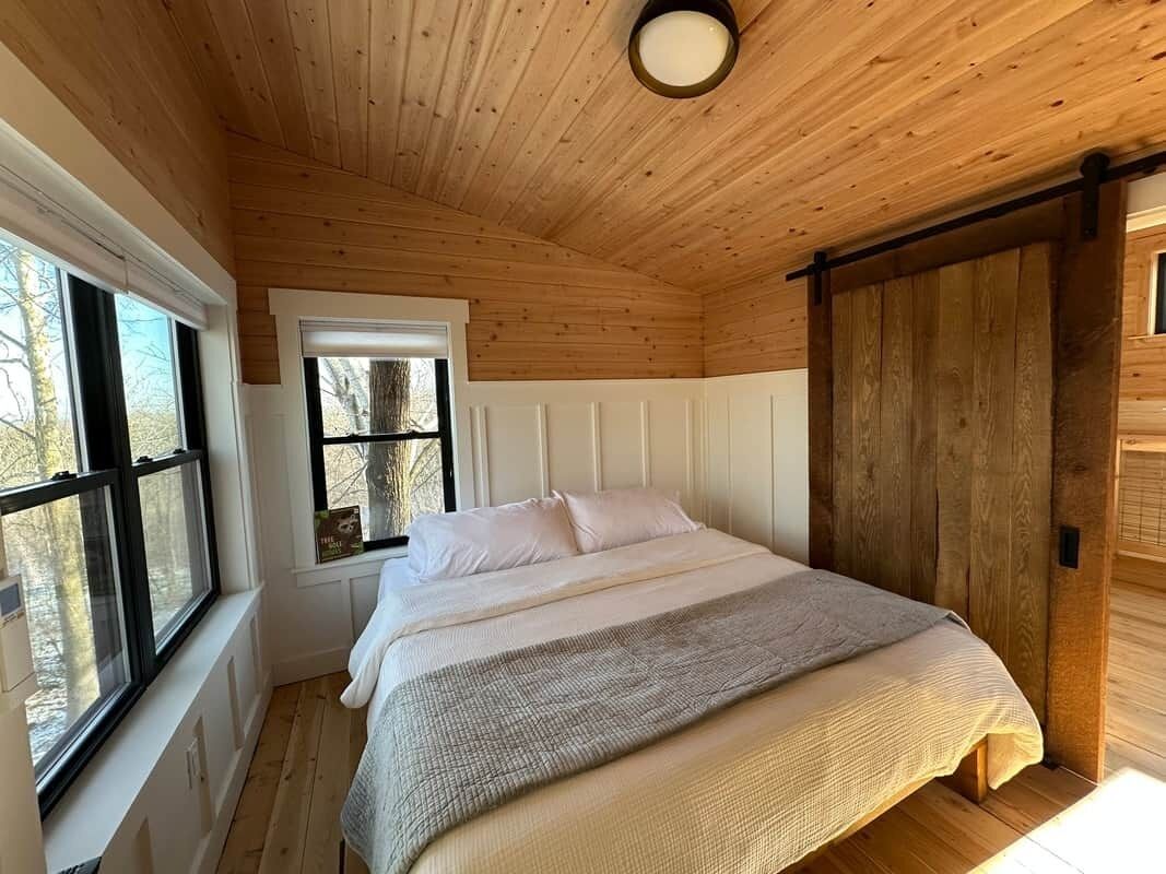 Desk, travel crib, free WiFi, bed sheets