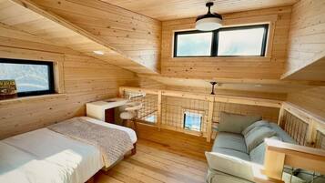 Escritorio, cuna de viaje, wifi gratis y ropa de cama