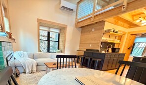 Interior - Treehouse 3 - Treehouses at Starved Rock (Ottawa)