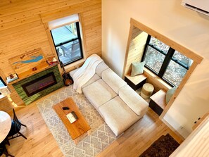 Smart TV, fireplace, books - Treehouse 3 - Treehouses at Starved Rock (Ottawa)
