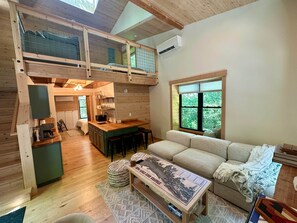 Smart-TV, Kamin, Bücher