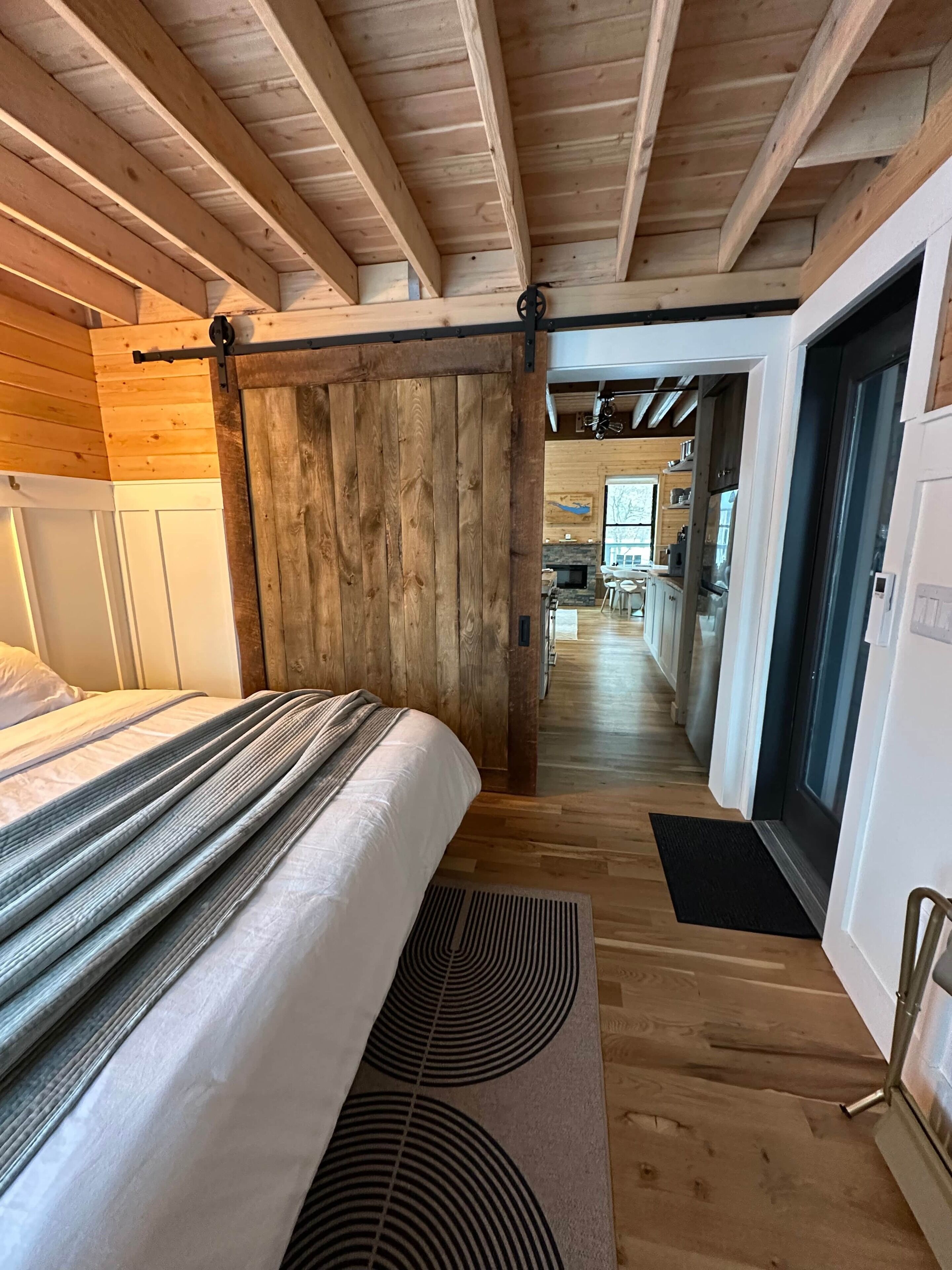 Bureau, lit parapluie, Wi-Fi gratuit, draps fournis