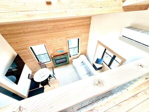 Smart TV, fireplace, books - Treehouse 4 - Treehouses at Starved Rock (Ottawa)