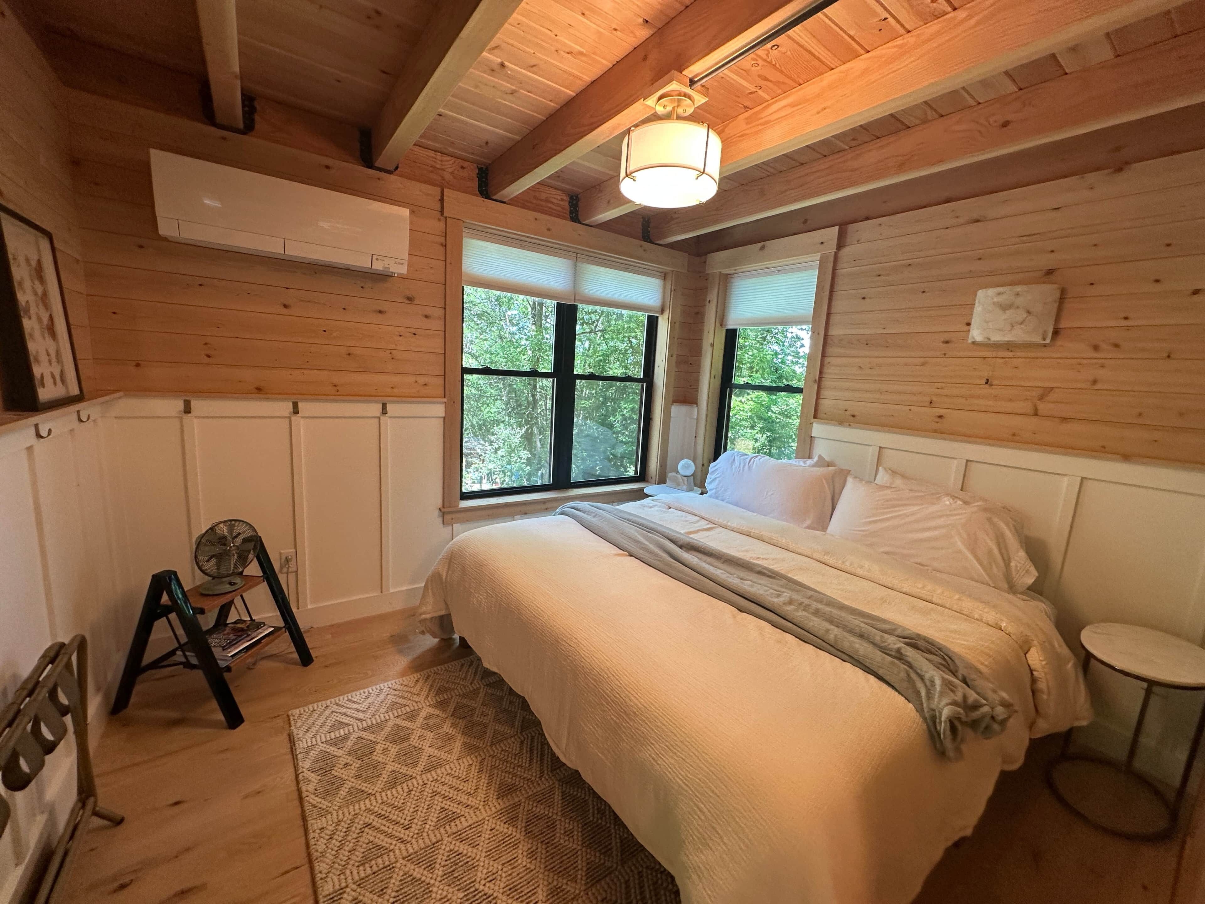 Desk, travel crib, free WiFi, bed sheets