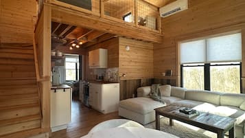 Una Smart TV, una chimenea, libros, un reproductor estéreo