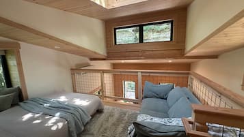 Desk, travel crib, free WiFi, bed sheets