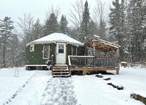 Yurt So Good at wintertime is a cozy, romantic retreat to get away from it all! - Luxury Yurt with private hot tub 15 min to Jay Peak Resort (Newport)
