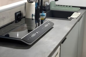 Jääkaappi, mikroaaltouuni, liesi, kahvin-/teenkeitin