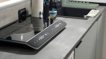 Een koelkast, een microgolfoven, een kookplaat