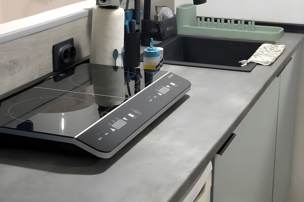 Fridge, microwave, stovetop, coffee/tea maker - Charming Secret Rose House – Cozy Retreat for Your Next Vacation (Flor da Rosa)