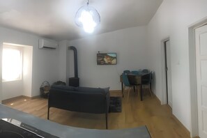 Interior - Charming Secret Rose House – Cozy Retreat for Your Next Vacation (Flor da Rosa)