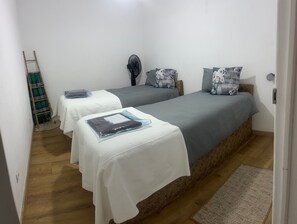 Bed sheets - Charming Secret Rose House – Cozy Retreat for Your Next Vacation (Flor da Rosa)